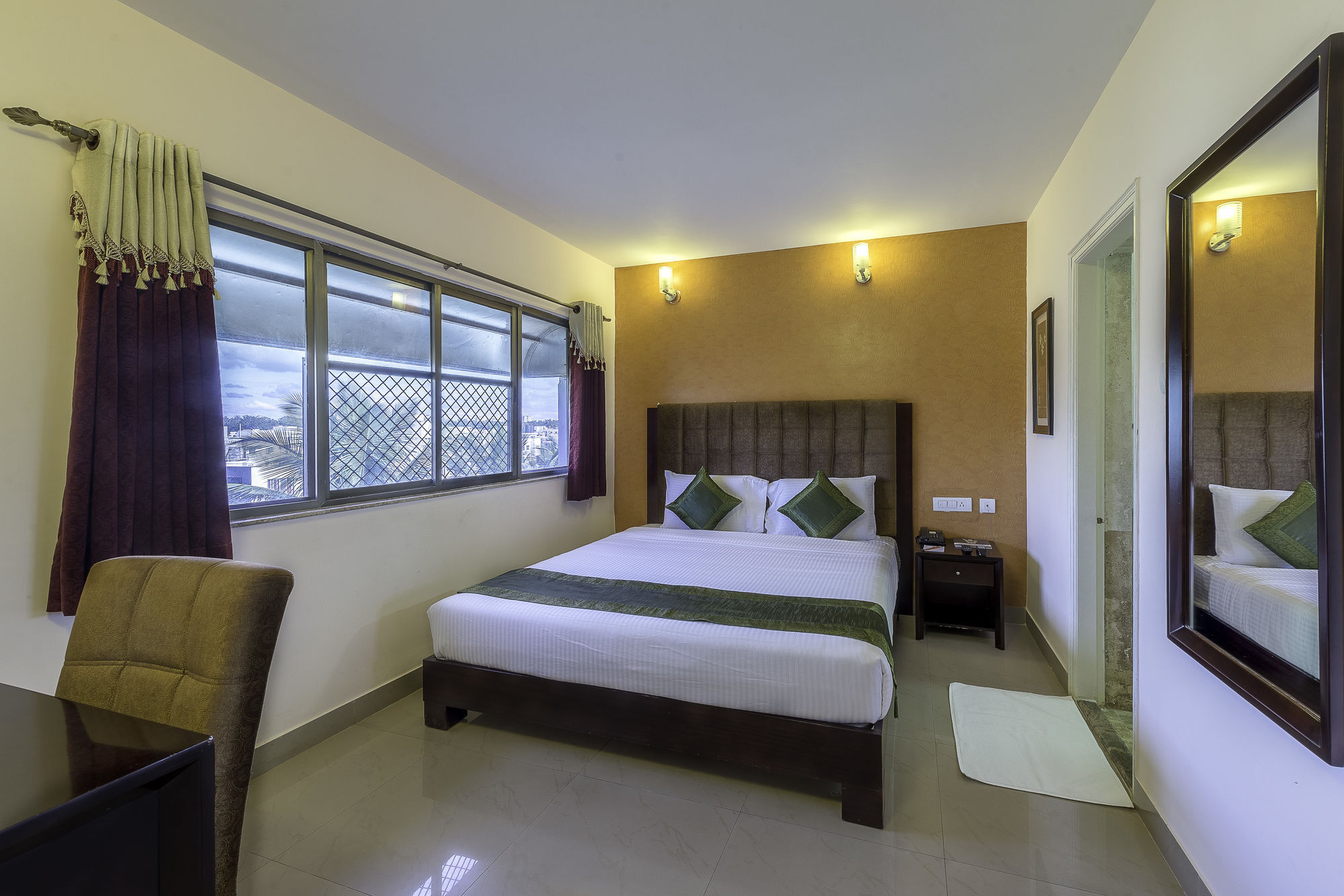 Treebo Crystal Castle Hotel Bangalore Buitenkant foto